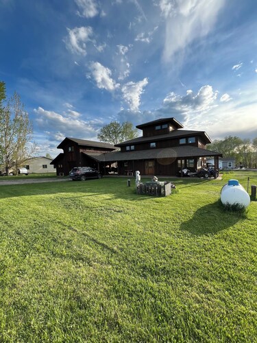 Ski, Hike, bike, fish, hunt & Yellowstone. 4 bed, 3 bath with hot tub! Sleeps 8 