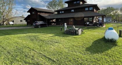 Ski, Hike, bike, fish, hunt & Yellowstone. 4 bed, 3 bath with hot tub! Sleeps 8