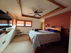 4 bedrooms, desk, free WiFi, bed sheets - Ski, Hike, bike, fish, hunt & Yellowstone. 4 bed, 3 bath with hot tub! Sleeps 8  (Clyde Park)