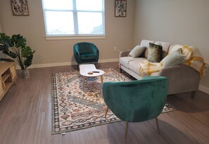 Smart TV - Cozy long-term stay king bed in Friendswood TX, close to Houston and Clear Lake. (Friendswood)