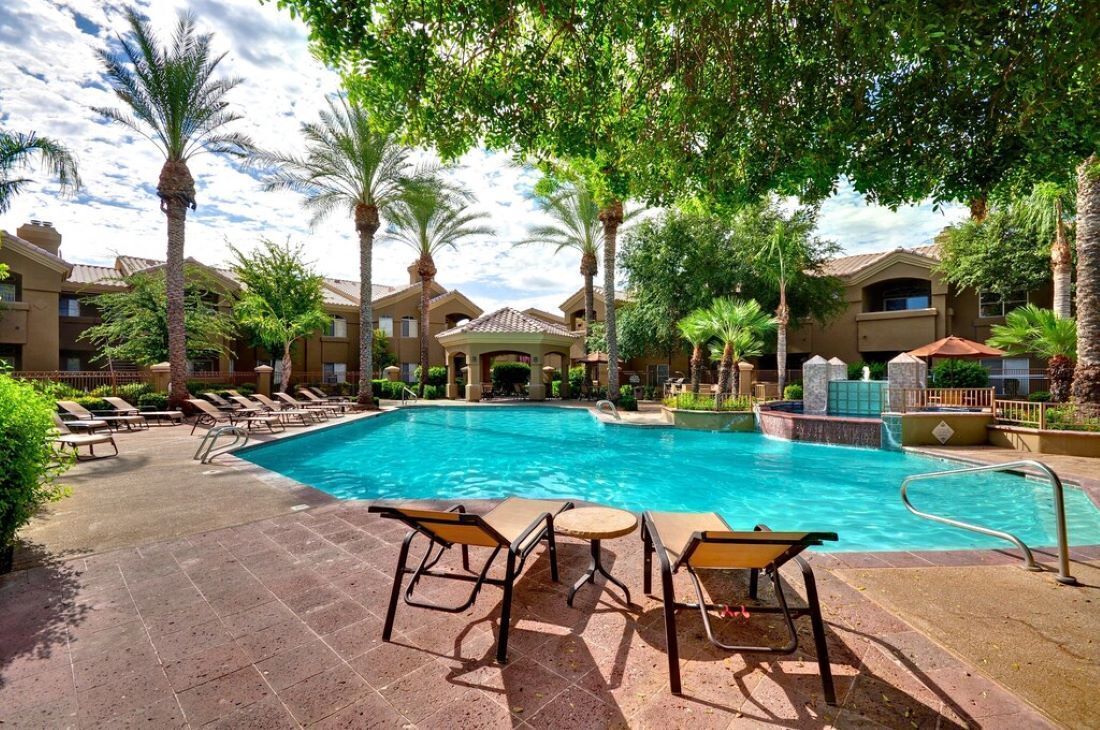 Een buitenzwembad en een verwarmd zwembad