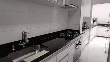 Geladeira, micro-ondas, fogão, cooktop