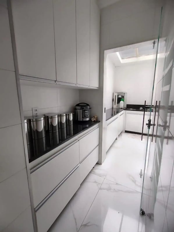 Fridge, microwave, oven, stovetop - Apartamento com Área e Garagem Privativa (Jaqueline Belo Horizonte)