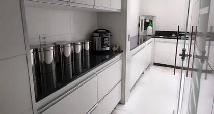 Apartamento com Área e Garagem Privativa