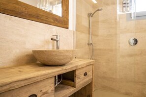 Douche, sèche-cheveux, bidet, serviettes fournies
