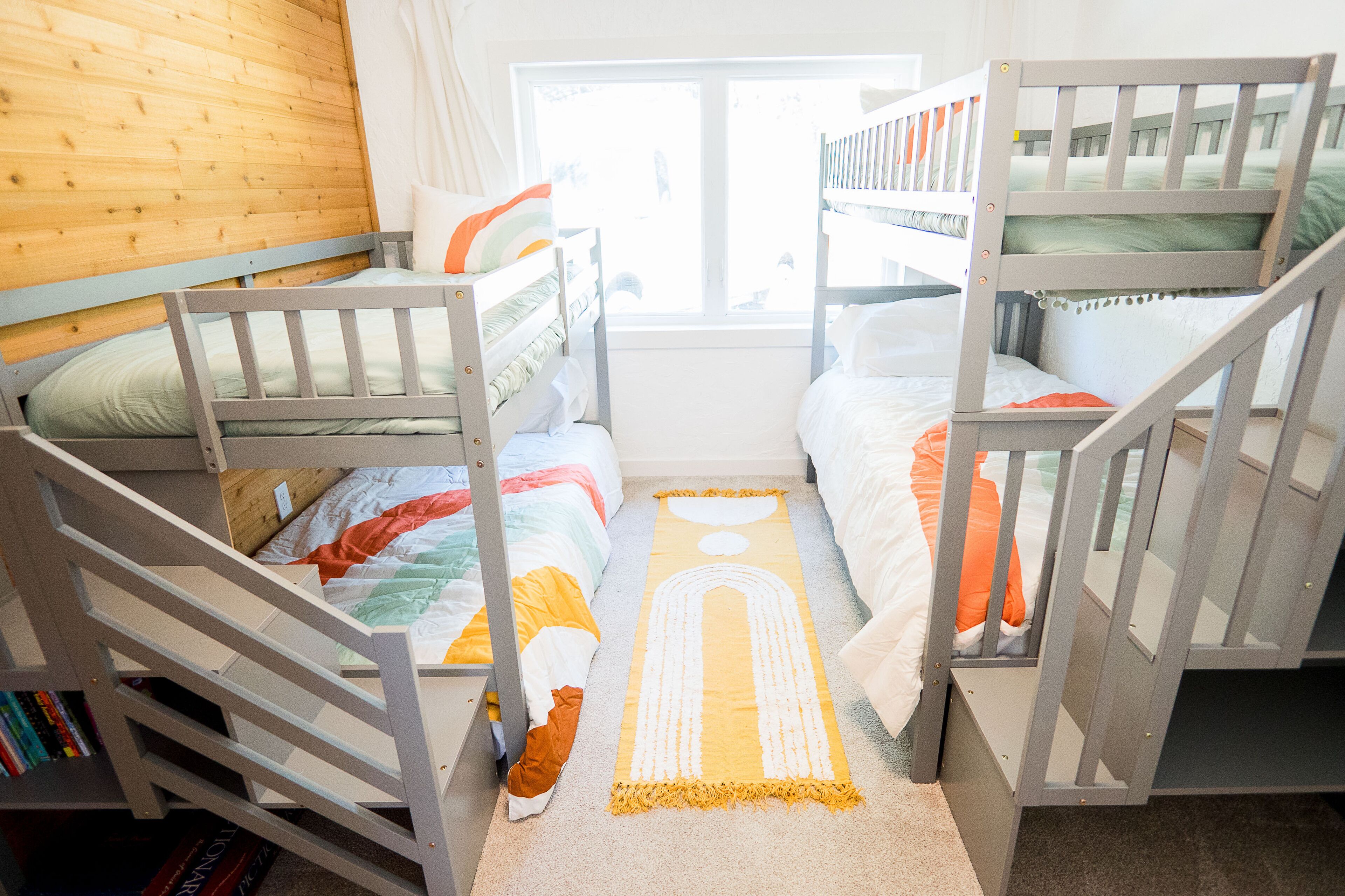 4 makuuhuonetta, työpöytä, silitysrauta/-lauta, vauvan matkasänky