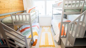 4 makuuhuonetta, työpöytä, silitysrauta/-lauta, vauvan matkasänky