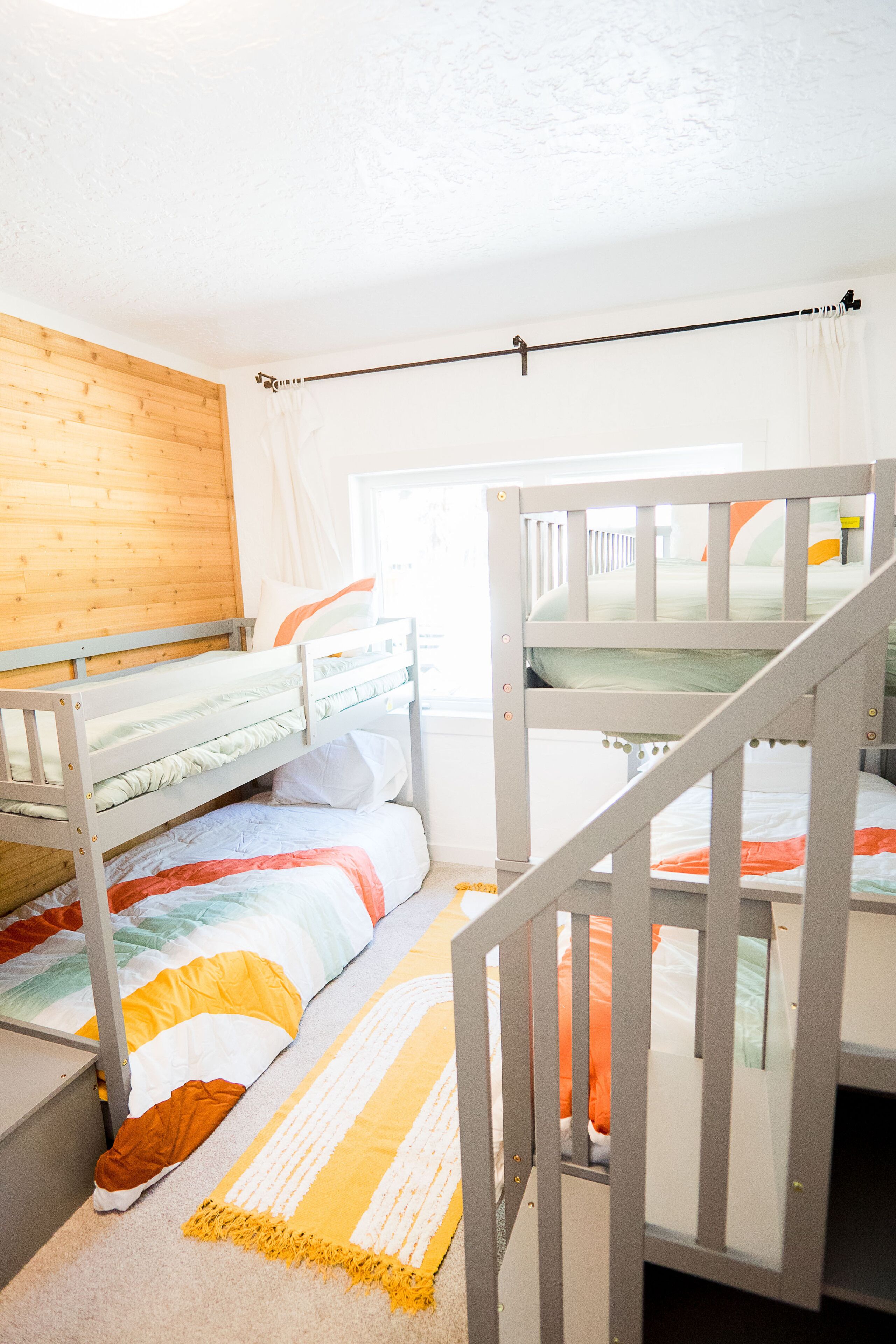 4 quartos, escrivaninha, ferros/tábuas de passar roupa, berço de viagem