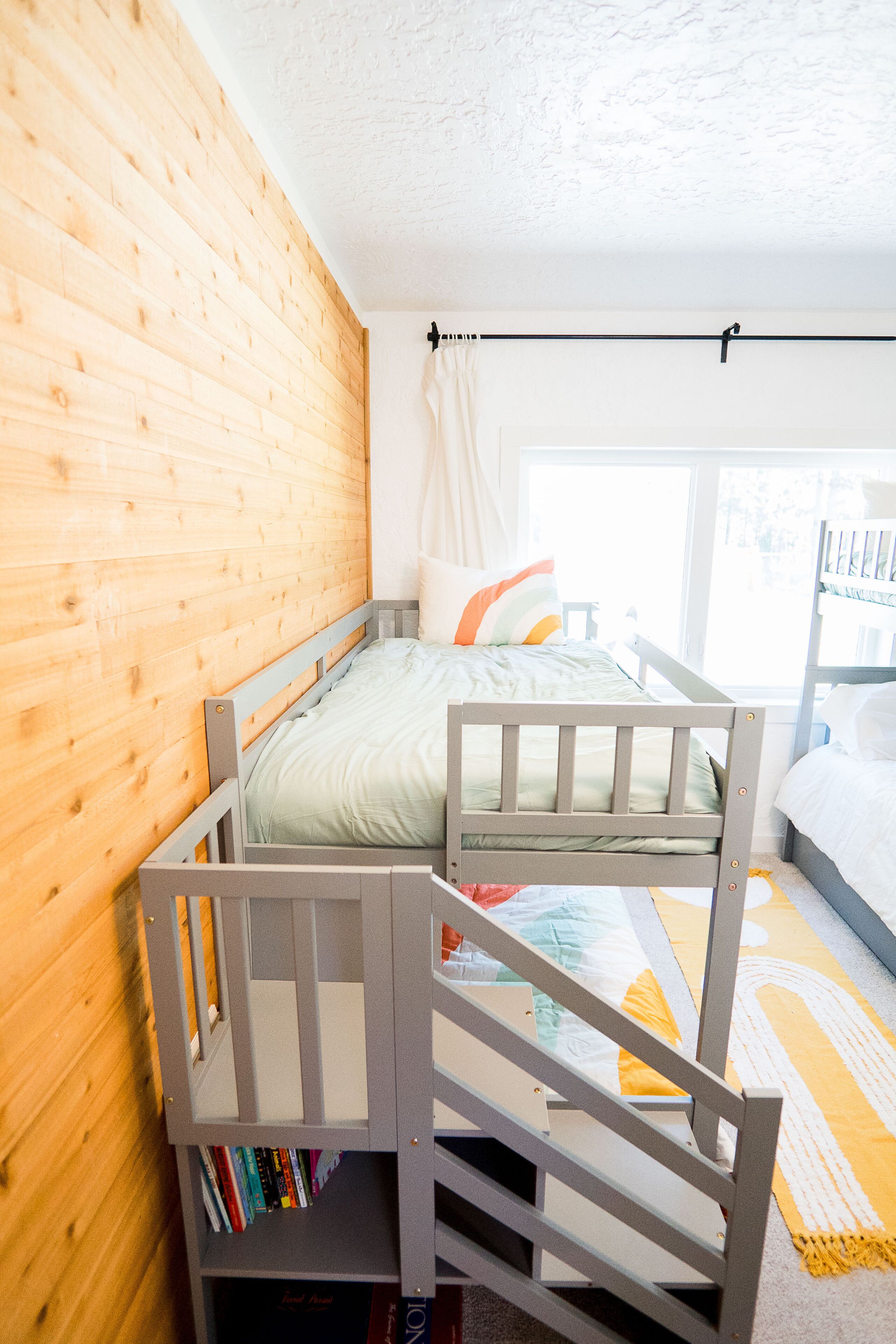4 habitaciones, escritorio y tabla de planchar con plancha 