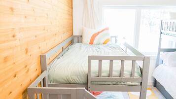 4 habitaciones, escritorio y tabla de planchar con plancha