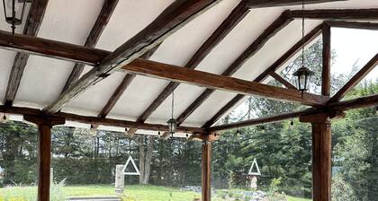 Cozy mountain retreat, great BBQ area! Pet friendly