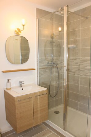 Bañera de hidromasaje, secador de pelo, toallas y jabón