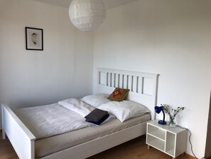 2 bedrooms, iron/ironing board, free WiFi, bed sheets