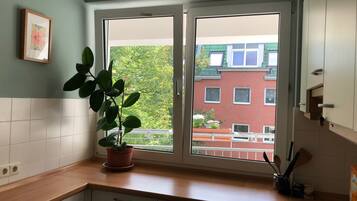 Kühlschrank, Ofen, Herdplatte, Wasserkocher mit Kaffee-/Teezubehör