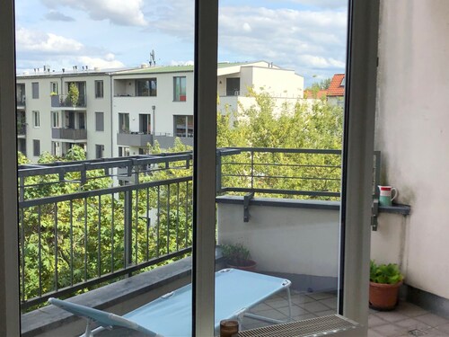 Zwei gemütliche Schlaf & Arbeitszimmer in heller Wohnung mit Balkonen zentral