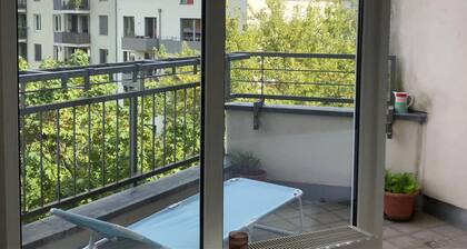 Zwei gemütliche Schlaf & Arbeitszimmer in heller Wohnung mit Balkonen zentral