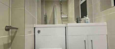 Séchoir à cheveux, serviettes fournies, savon, papier de toilette