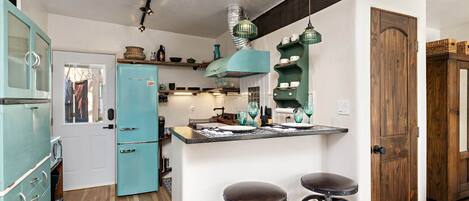 冷蔵庫、電子レンジ、オーブン、コンロ