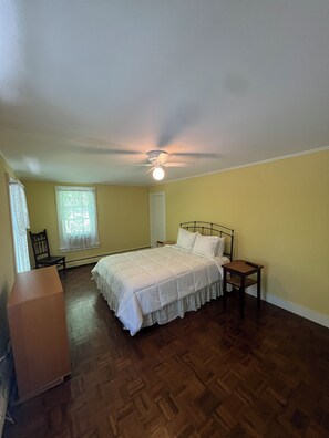 9 bedrooms, iron/ironing board, free WiFi, bed sheets - GREAT FOR FAMILIES! 3 MINUTE WALK TO MAIN STREET & 1 MILE FROM WINDHAM SKI MT.  (Windham)