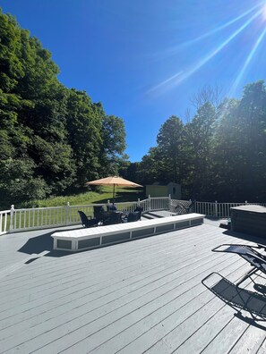 Outdoor dining - GREAT FOR FAMILIES! 3 MINUTE WALK TO MAIN STREET & 1 MILE FROM WINDHAM SKI MT.  (Windham)