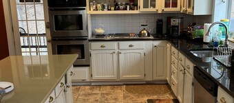 GREAT FOR FAMILIES! 3 MINUTE WALK TO MAIN STREET & 1 MILE FROM WINDHAM SKI MT. 