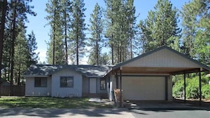 A single-story house with a garage and a covered porch. - Cozy 3BR Home in Chester Near Lake Almanor and Mt Lassen (Chester)