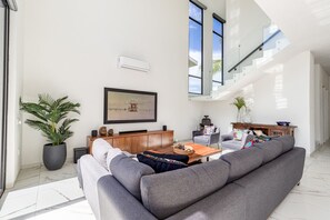 Smart TV, videojuegos, videoteca y estéreo