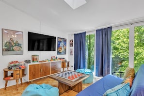 4 bedrooms, iron/ironing board, WiFi, bed sheets