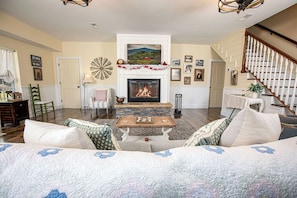 Smart TV, fireplace, books - 4th of July Special Horses, Fireworks Views, Fun (Sevierville)