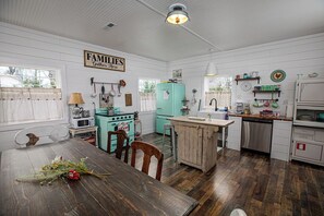 Fridge, microwave, oven, stovetop - 4th of July Special Horses, Fireworks Views, Fun (Sevierville)