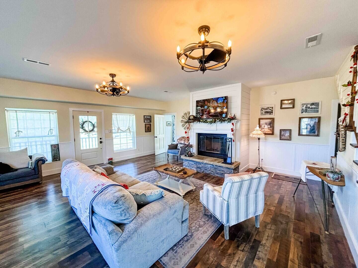 TV connectée, cheminée, livres