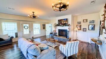 TV connectée, cheminée, livres