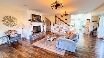 TV connectée, cheminée, livres