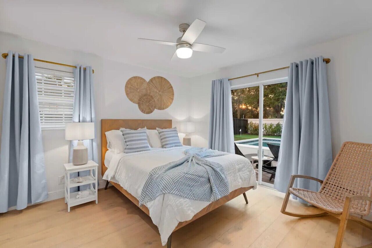 3 bedrooms, desk, iron/ironing board, travel crib