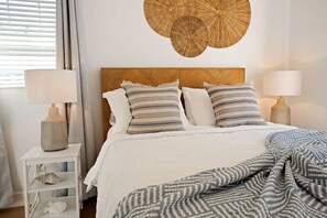 3 soverom, skrivebord, strykejern/-brett og reiseseng for barn