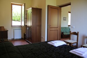 2 soverom, skrivebord, strykejern/-brett og reiseseng for barn