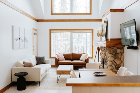 Smart TV, fireplace, video games. Private hot tub & fireplace, Steps to lift & bike trails, short drive to golf.
