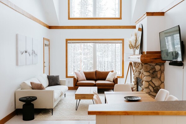 TV connectée, cheminée, jeux vidéo