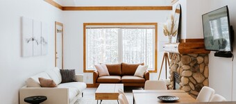 Private hot tub & fireplace, Steps to lift & bike trails, short drive to golf.