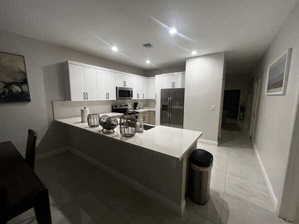 Een koelkast, een microgolfoven, een oven, een kookplaat