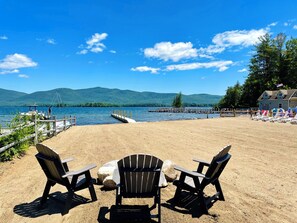 Playa privada y sombrillas