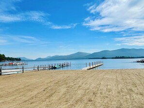 Private beach, beach umbrellas - Waters Edge Lodge (Diamond Point)