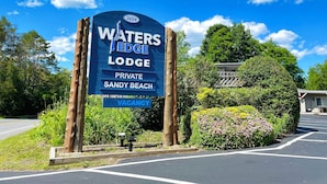 A sign for Waters Edge Lodge, indicating it is a private property with a vacancy. - Waters Edge Lodge (Diamond Point)