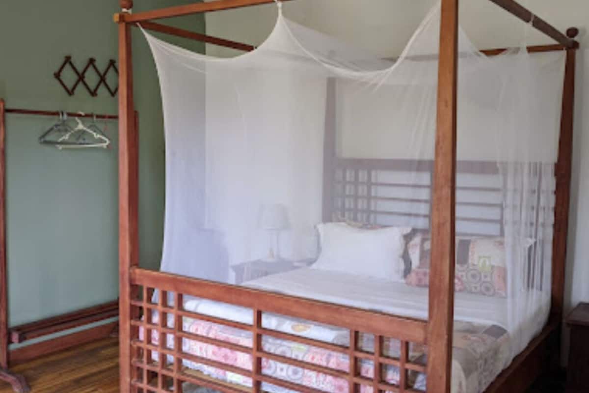 Deluxe Quadruple Room | Desk, laptop workspace, WiFi (free), bed sheets