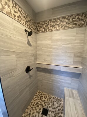 Dutxa, assecador de cabells, tovalloles i paper higiènic 