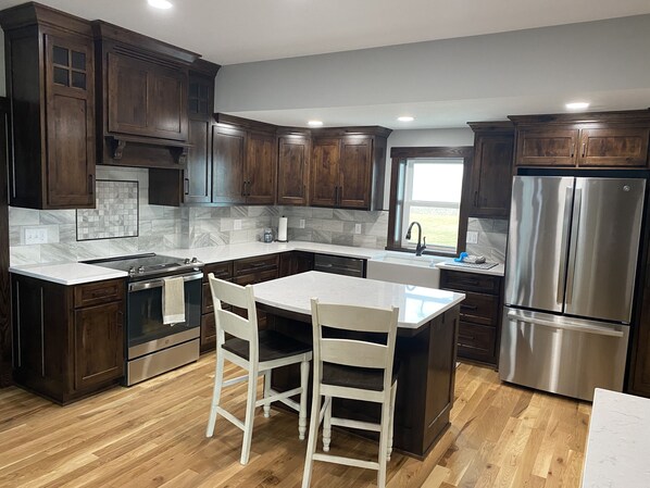 Fridge, microwave, oven, stovetop - Beautiful completely renovated farmhouse with all the modern amenities! (Jackson Center)