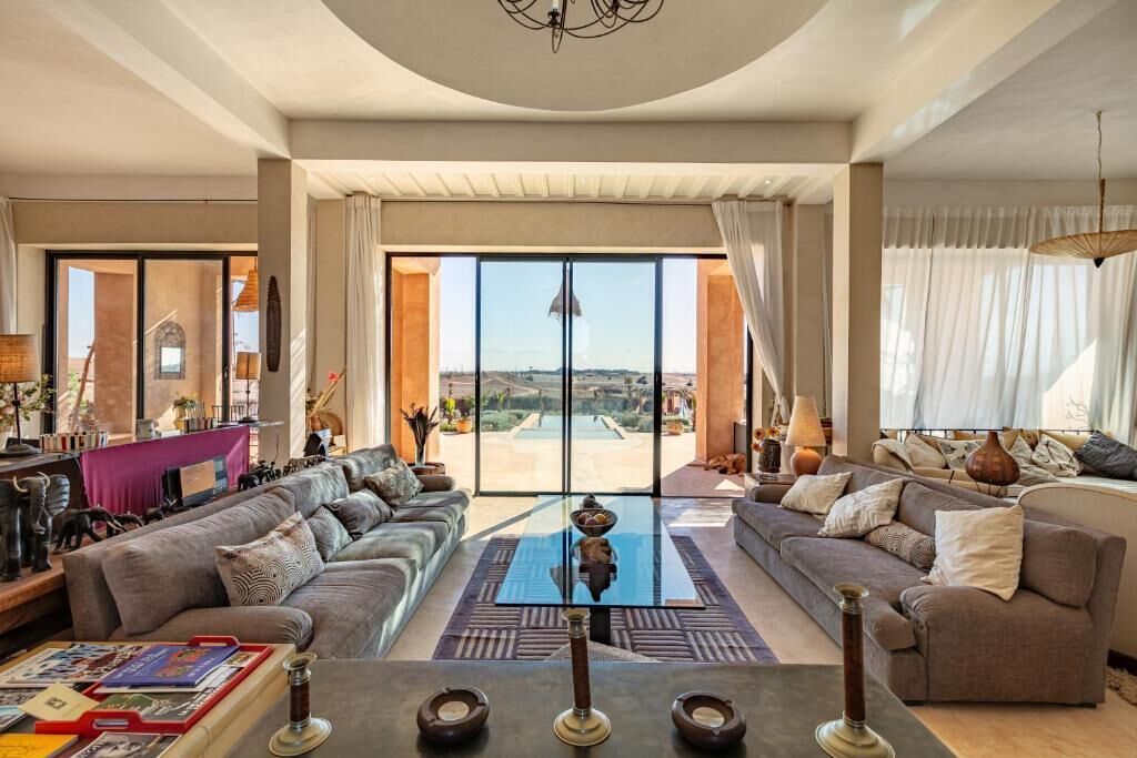 Una Smart TV, una chimenea, videojuegos