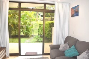 Smart TV, computer monitors - 2 BR 2 Bath Luxury Condo with Exclusive Swim-Up Bar/Restaurant (Río Oro)