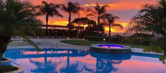 2 BR 2 Bath Luxury Condo with Exclusive Swim-Up Bar/Restaurant