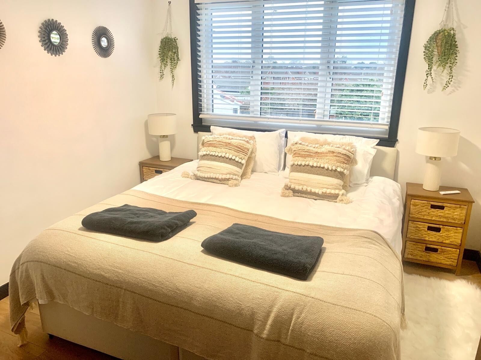 4 bedrooms, iron/ironing board, WiFi, bed sheets